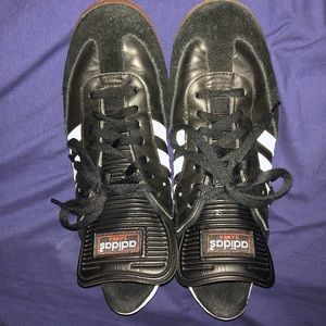 Indoor soccer shoes